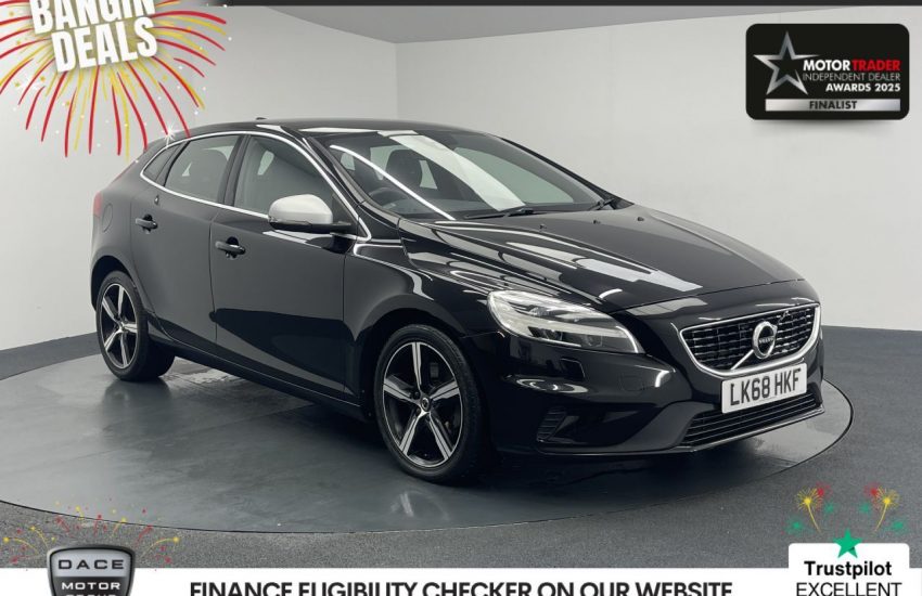 Used 2018 BLACK VOLVO V40 for sale in Manchester