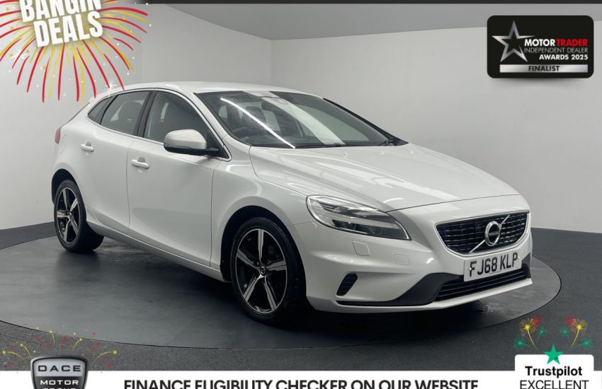 Used 2018 WHITE VOLVO V40 for sale in Manchester
